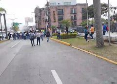Marchan Docentes y estudiantes de la UPAV en Xalapa y municipios; les deben hasta un año de salario