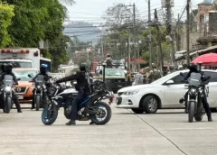 Reportan persecución y balacera en Poza Rica, Veracruz; policías aseguran un auto.