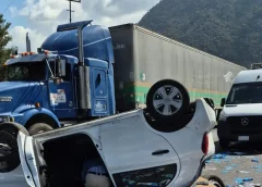 Reportan caos vial por doble accidente en la autopista Orizaba-Puebla, dirección a Puebla.