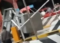 Dos personas lesionadas reportan tras fuerte impacto de tráiler en caseta de La Antigua; momentos después fue detenido en Veracruz.