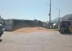 Reportan volcadura de tráiler en el Parque Industrial Valle de Orizaba.