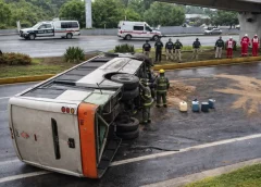 Se registra volcadura de camión de pasaje en Xalapa; reportan grave al conductor.