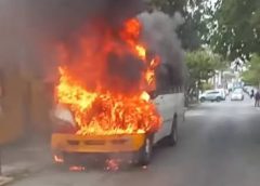 Se incendia y calcinan autobús urbano en Veracruz, pasajeros logran salvarse.
