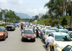 Protestan taxistas del Grupo Regional Independiente en Córdoba, Veracruz; esto exigen