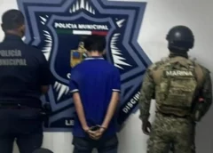 Madre de menor infractor de la ley, intentó frenar a los oficiales para evitar su detención