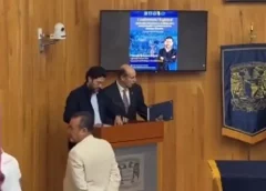 Tras irrumpir corren al Secretario del Trabajo durante conferencia en la UNAM
