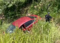 Tras girar varias veces en la carretera, auto particular termina en un barranco: reportan heridos