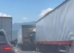 Conductora de tráiler termina prensada tras chocar por alcance contra otra unidad de carga; se quedó sin frenos