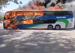Se registran bloqueos y quema de autos en Zitácuaro, Michoacán.