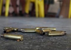 Tras at4que arm4do contra vivienda, mw3re niño de 8 años; su mamá esta herida al tratar de protegerlo