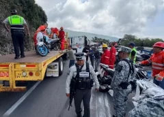 Así reportaron aparatosa volcadura de tráiler cargado de motos; fue bajando las Cumbres de Maltrata.