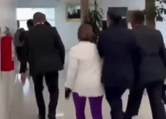 Irrumpe alcalde de Metepec en club con sujetos armados 