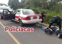 Recuperan taxi robado y detienen a dos presuntos implicados en Huatusco.