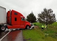 Dos fallecidos  el saldo de choque frontal entre tráiler y automóvil entre Puebla y Veracruz