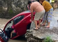 Se salva mujer de m#r1r ahog4da tras caer  en su auto en un canal.