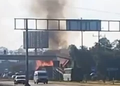 Se sale pipa cargada con gas de camino, vuelca, cae a barranco y se calcina, en carretera México-Veracruz.