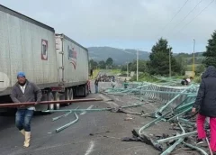Aparatosa volcadura de tráiler en autopista provoca rapiña de la carga que consistía en material metálico.