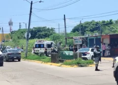 Ej3cwt4n a peluquero dentro de su negocio en Coatzacoalcos