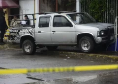 Mwer3 conductor de camioneta tras presunto infarto y choca contra vivienda en Xalapa.