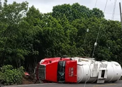 Reportan cierre de circulación por volcadura de pipa cargada de gas, en la carretera federal 180 entre San Andrés y Santiago Tuxtla.