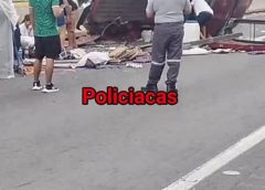Vuelca camioneta en la autopista La Tinaja–Cosoleacaque; varias personas resultan lesionadas.