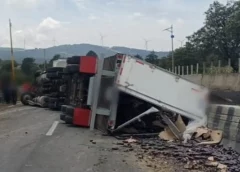 Se registra aparatosa volcadura de tráiler en autopista Córdoba-Puebla, km. 224+200; hay cierre parcial de circulación.