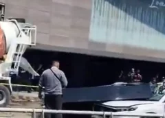 Cámaras de seguridad captan impresionante desplome de espectacular que dejó un mw3rto, este viernes.