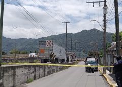 Reportan intento de robo de tractocamión en autopista de Veracruz; hay 2 heridos y 2 detenidos.