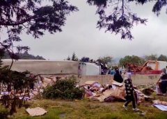 #Volcadura de tractocamión provoca cierre en la autopista Orizaba-Puebla; la carga, cuadernos y libretas y papelería de conocida marca.