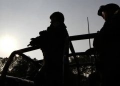 Hallan armas y un millón de pesos en anexo de Jalisco, fue durante un cateo; cae sujeto buscado por fraude