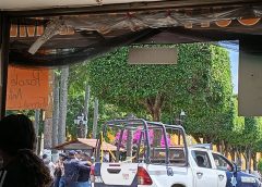 AGREDEN A POLICÍAS MUNICIPALES DURANTE DESFILE DEL 16 DE SEPTIEMBRE EN COSCOMATEPEC.