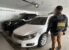 Informa la FGR asegura armas, miles de cartuchos y vehículos blindados durante cateo.