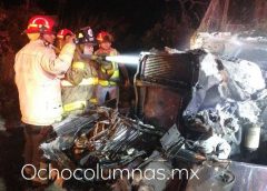 SE CALCINA CAMIÓN CON DOS AUTOS EN SU INTERIOR Y CIERRAN LA CÓRDOBA-VERACRUZ.