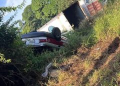 ¡TAXI TERMINA CON LAS LLANTAS ARRIBA EN LIBRAMIENTO DE YANGA!