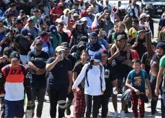 Caravana hondureña cruza a México por Suchiate