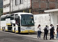 Mw3r3 trabajador de una vulcanizadora al ca3rle 3ncim4 autobús.