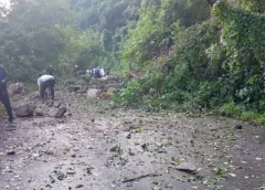 Bloquea deslave el paso en la carretera Xalapa-Tlaltetela -Huatusco.
