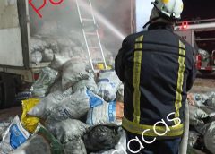 INCENDIO EN CAJA REFRIGERADA CARGADA DE CARBÓN MOVILIZA A BOMBEROS EN CUITLÁHUAC Y GRUPOS DE AUXILIO.