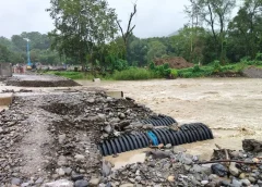 Reportan daños a pasos provisionales y restringen caminos por lluvias en el norte de Veracruz.