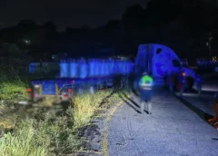 Se sale tráiler de carretera en la Curva del Diablo, en el sur de Veracruz; con carga de transformadores de CFE.